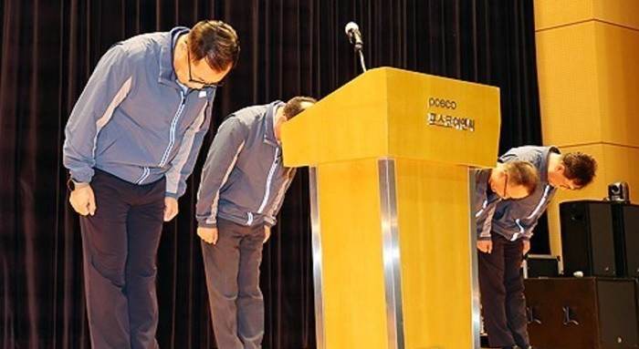 정희민 포스코이앤씨 사장이 지난달 29일 인천 송도 본사에서 연이은 현장 사망사고와 관련한 담화문 발표에 앞서 관계자들과 사과 인사하고 있다. / 사진=연합