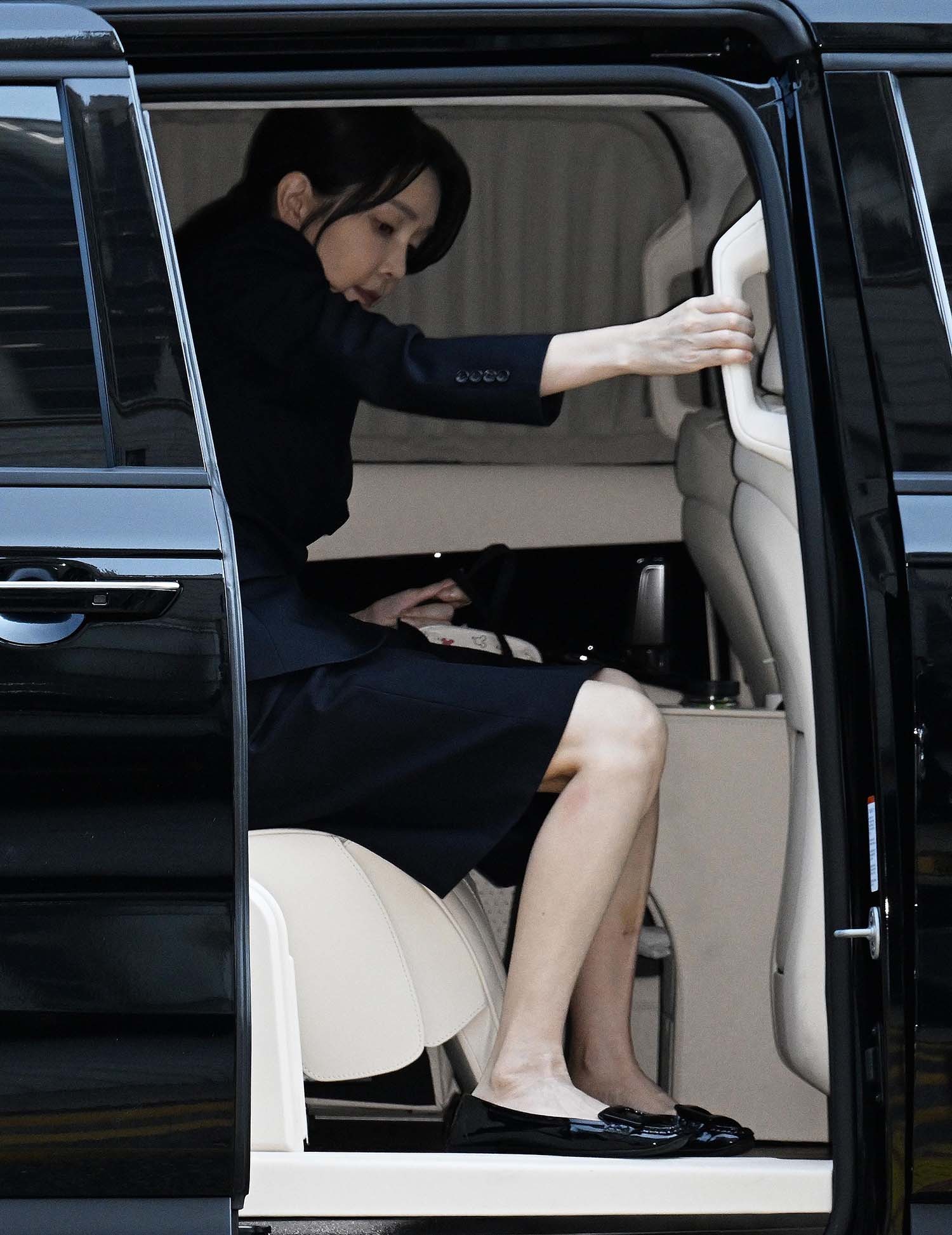 윤석열 전 대통령 부인 김건희 여사가 12일 오전 서울 서초구 서울중앙지법에서 열린 자본시장과 금융투자업에 관한 법률 위반 및 정치자금법 위반 등의 혐의 구속 전 피의자 심문(영장실질심사)에 출석하고 있다. / 뉴스1