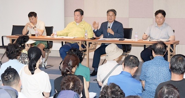 강기정 광주광역시장이 14일 광주 가연성폐기물 연료화시설(SRF제조시설) 대회의실에서 열린 간담회에 참석해 지역 주민, 김병내 남구청장, 청정빛고을 관계자 등과 대책을 논의하고 있다. /광주광역시 제공