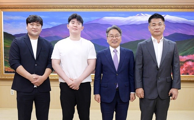강기정 광주광역시장이 지난 13일 시청 비즈니스룸에서 기록적인 폭우 속에서 이웃의 생명을 구해 ‘의로운 시민’으로 선정된 시민에게 표창패를 수여하고 기념촬영을 하고 있다. 사진 왼쪽부터 정수연, 이장복씨, 강기정 시장, 최승일 씨. /광주광역시 제공