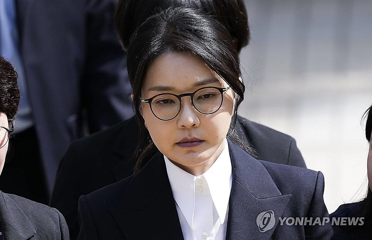 윤석열 전 대통령 부인 김건희 여사가 지난 12일 구속 전 피의자 심문(영장실질심사)을 마친 뒤 서울 서초구 서울중앙지법을 나서고 있다 / 연합뉴스
