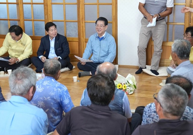 김영록 전라남도지사가 14일 고흥 풍양면 양리마을을 방문, 주민들과 현장 좌담회를 갖고 건의 및 애로사항을 청취하고 있다.