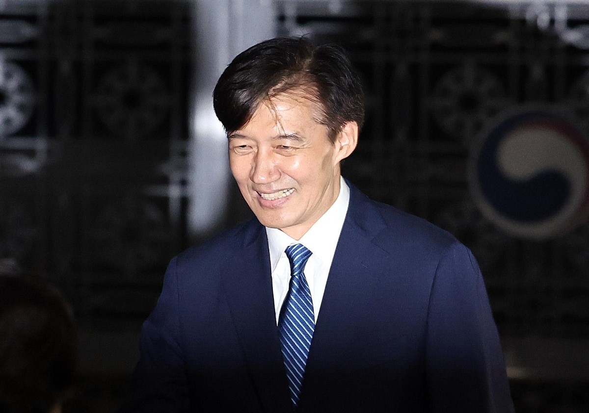 이하 광복절 특별사면된 조국 전 조국혁신당 대표가 15일 새벽 서울남부구치소를 나서고 있다. / 뉴스1
