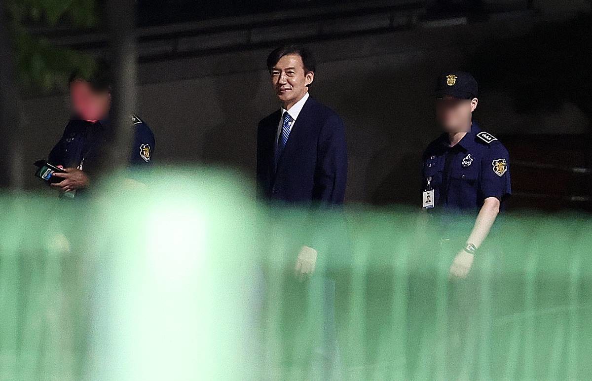 이재명 정부 첫 특별사면·복권 대상에 오른 조국 전 조국혁신당 대표가 15일 새벽 교도관들과 대화하며 구로구 서울남부구치소를 나서고 있다 / 뉴스1