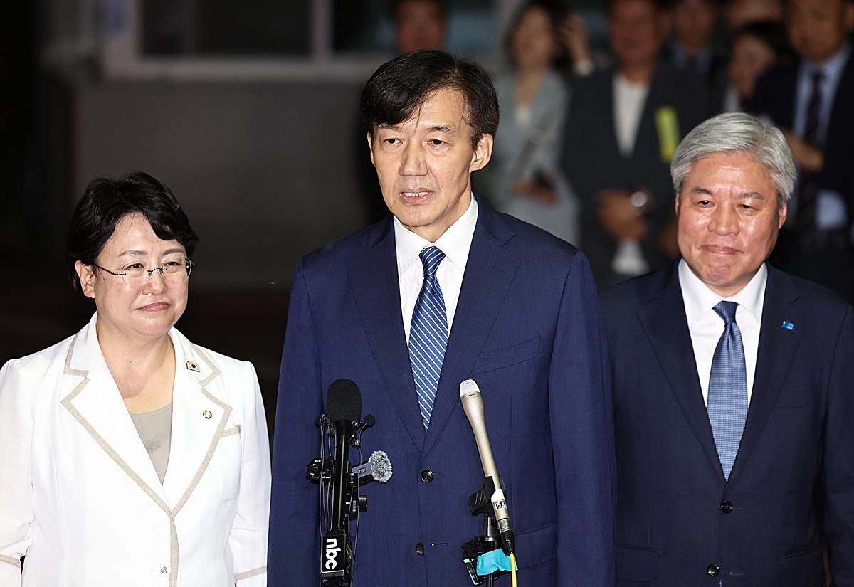 이재명 정부 첫 특별사면·복권 대상에 오른 조국 전 조국혁신당 대표가 15일 새벽 구로구 서울남부구치소를 나서며 소회를 밝히고 있다 / 뉴스1