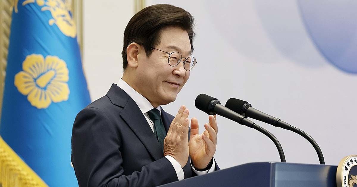 이재명 대통령이 14일 청와대 영빈관에서 열린 '광복 80주년, 대통령의 초대' 행사에서 독립유공자 후손 및 참석자들을 향해 박수를 보내고 있다 / 연합뉴스