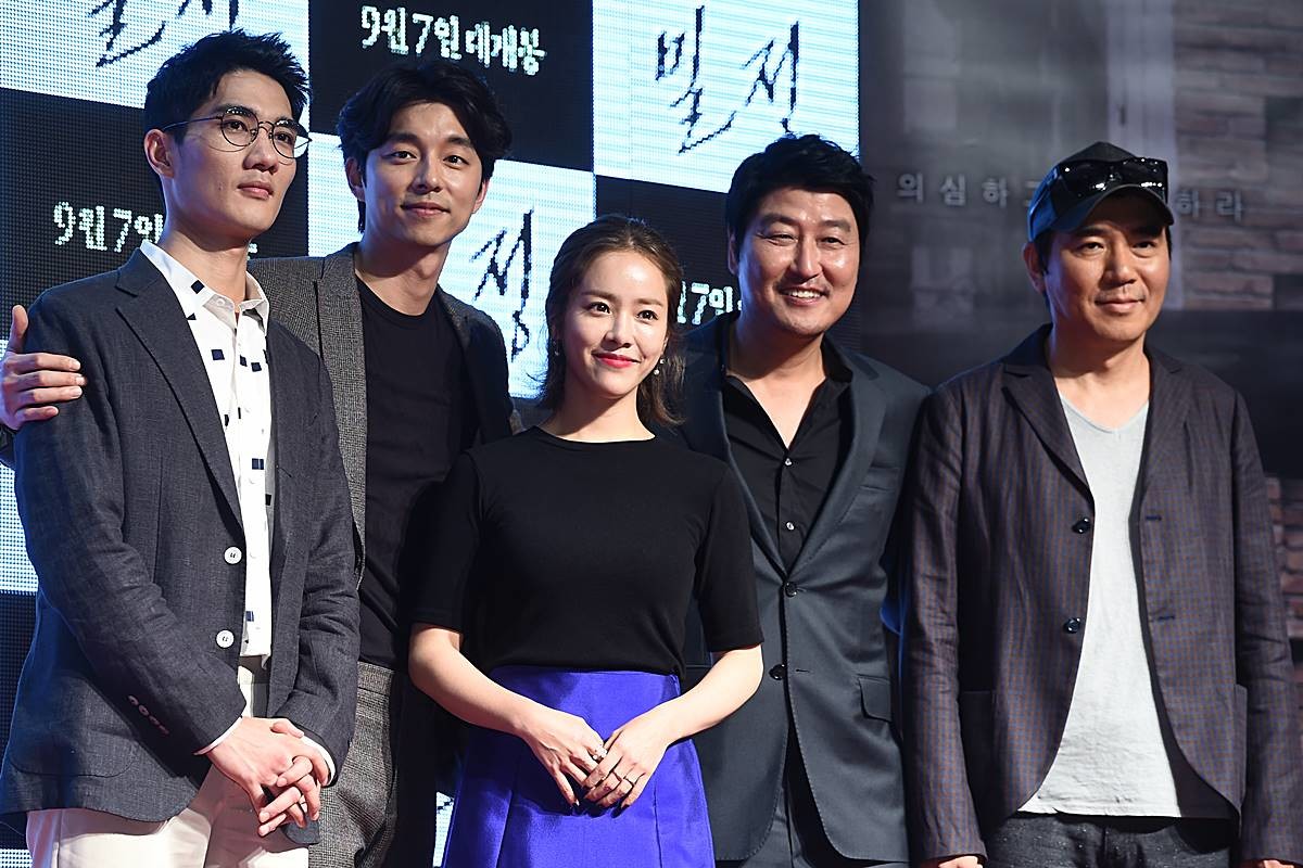 배우 엄태구, 공유, 한지민, 송강호, 김지운 감독(왼쪽부터)이 2016년 8월 26일 오후 서울 롯데시네마 월드타워에서 열린 영화 '밀정'(감독 김지운) 레드카펫 행사에서 포즈를 취하고 있다 / 뉴스1