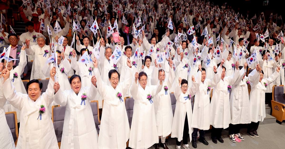 경상북도는 15일 도청 동락관에서 독립유공자 유가족 370명을 포함해 700여 명이 참석한 가운데 제80주년 광복절 경축식을 열었다. 사진은 만세삼창/이하 경북도