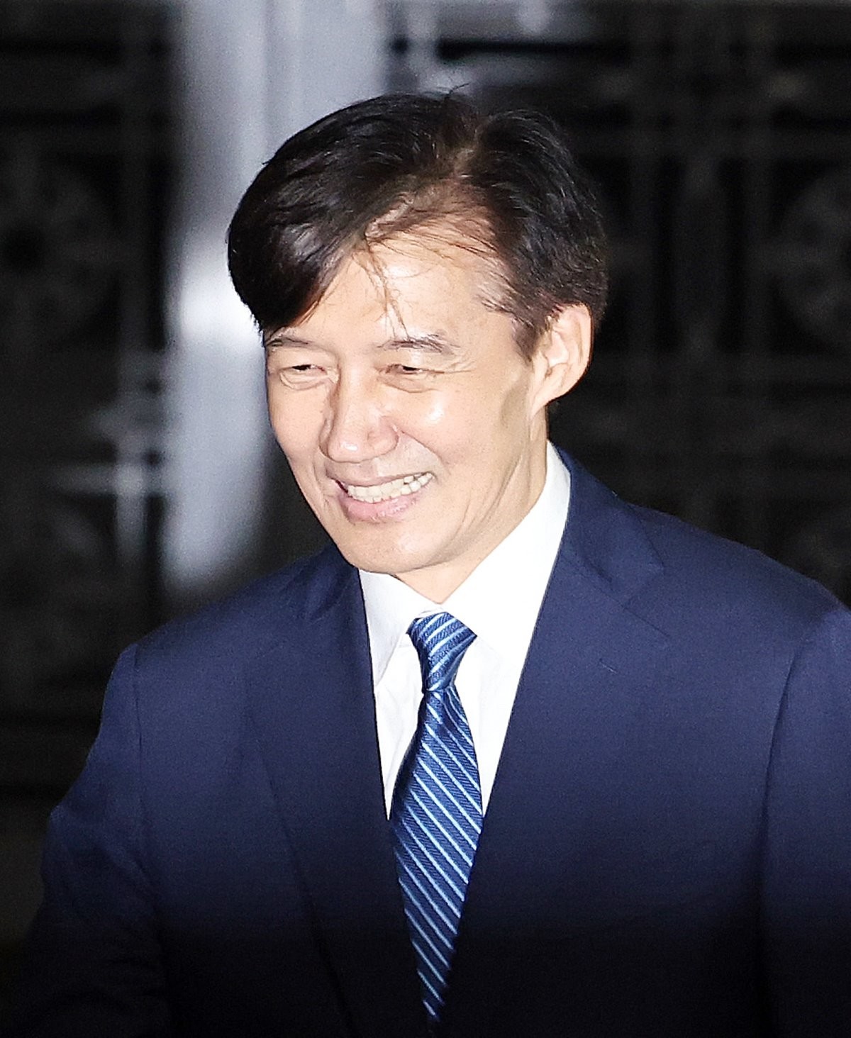 이재명 정부 첫 특별사면·복권 대상에 오른 조국 전 조국혁신당 대표가 15일 새벽 서울 구로구 서울남부구치소를 나서고 있다. / 뉴스1