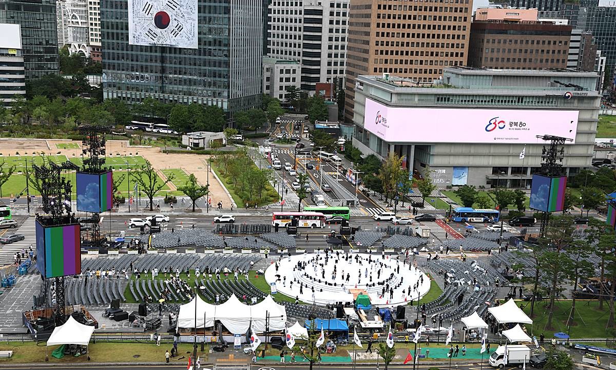 지난 14일 오후 서울 광화문 광장에 설치된 '광복 80년, 국민주권으로 미래를 세우다' 국민대축제 무대에서 관계자들이 리허설을 하고 있다 / 뉴스1