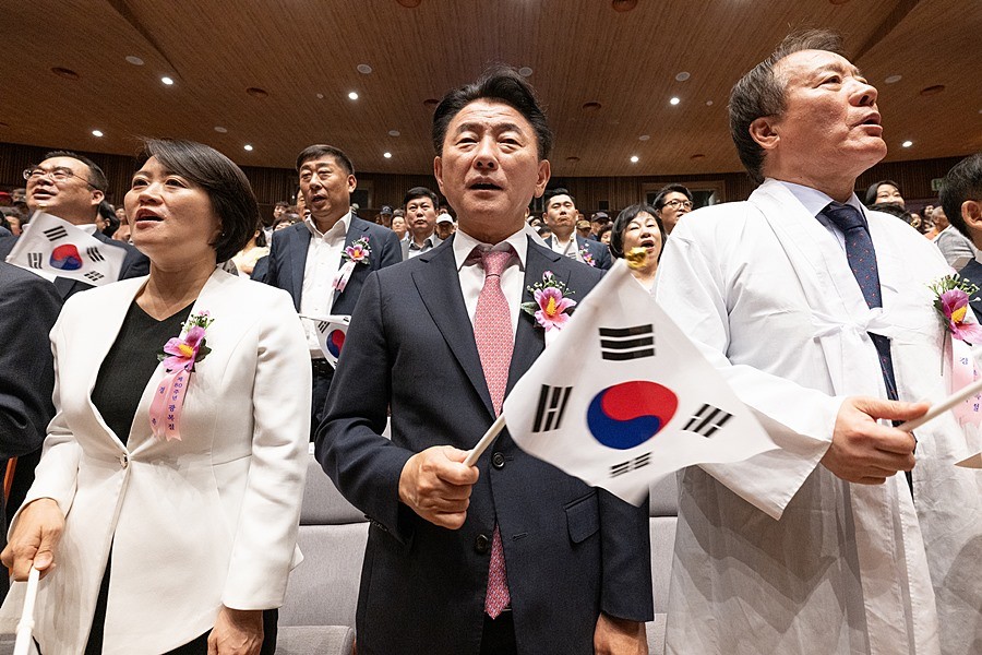 김동근 시장이 8월 15일 ‘제80주년 광복절 경축식’에서 광복절 노래를 제창하고 있다