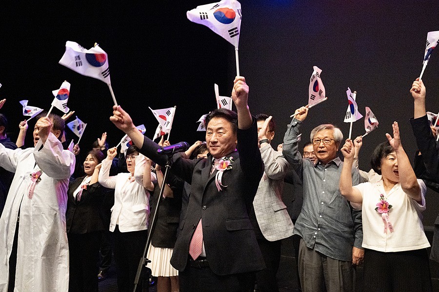 김동근 시장이 8월 15일 ‘제80주년 광복절 경축식’에서 만세삼창을 외치고 있다