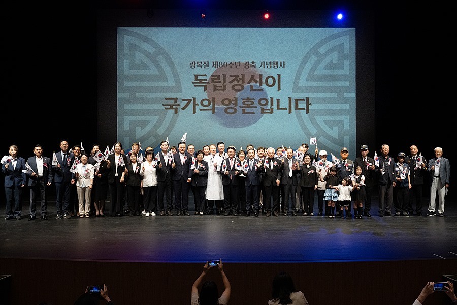 김동근 시장이 8월 15일 ‘제80주년 광복절 경축식’에서 참석자들과 기념사진을 찍고 있다