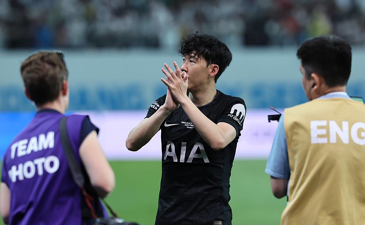 지난 3일 오후 서울시 마포구 서울월드컵경기장에서 열린 쿠팡플레이 시리즈 토트넘 홋스퍼와 뉴캐슬 유나이티드의 경기를 마친 손흥민이 팬들에게 인사하며 그라운드를 돌고 있다 / 뉴스1