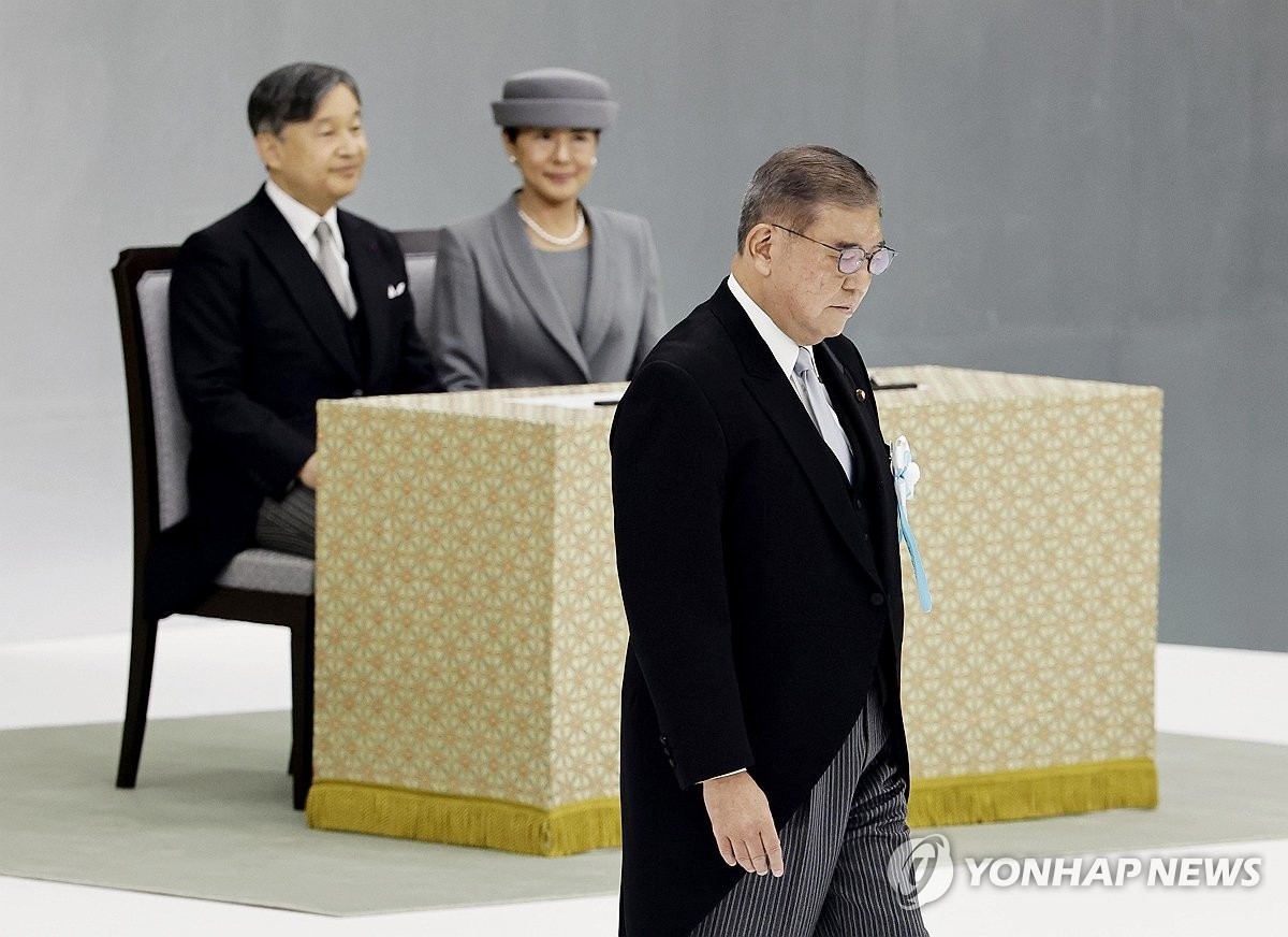 일본의 패전일인 15일 도쿄 일본 무도관에서 열린 '전국 전몰자 추도식'에 참석한 나루히토 일왕 부부와 이시바 시게루 일본 총리 모습. 이시바 총리는 이날 식사에서 '전쟁의 참화를 결단코 되풀이하지 않겠다'라며 '그 전쟁의 반성과 교훈을 이제 다시 가슴 깊이 새겨야 한다'라고 말했다. / 교도통신-연합뉴스