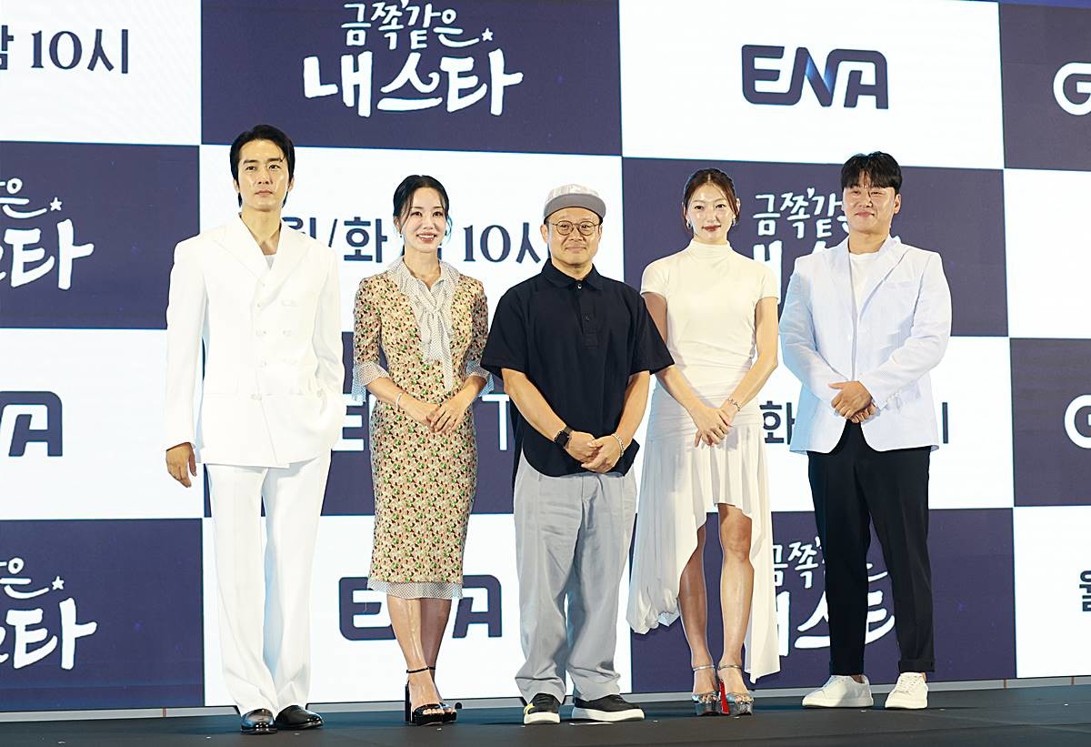 배우 송승헌(왼쪽부터)과 엄정화, 최영훈 PD, 이엘, 오대환이 지난 12일 오후 서울 구로구 경인로 신도림 디큐브시티 더 세인트에서 열린 지니 TV 오리지널 '금쪽같은 내 스타'의 제작발표회에 참석해 포즈를 취하고 있다. '금쪽같은 내 스타'는 대한민국 최고의 톱스타가 하루아침에 평범한 중년 여성이 된 후 펼쳐지는 눈물 콧물 휘날리는 세월 순삭 로맨틱 코미디다. '미쓰 와이프' 이후 10년 만에 재회한 엄정화, 송승헌이 완성할 로맨틱 코미디에 이목이 집중되고 있다 / 뉴스1