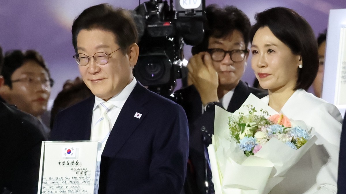 이재명 대통령이 지난 15일 오후 서울 종로구 광화문광장에서 열린 '광복 80년, 국민 주권으로 미래를 세우다' 제21대 대통령 국민 임명식에서 국민 대표 80인이 참여한 임명장을 전달 받고 있다. / 뉴스1