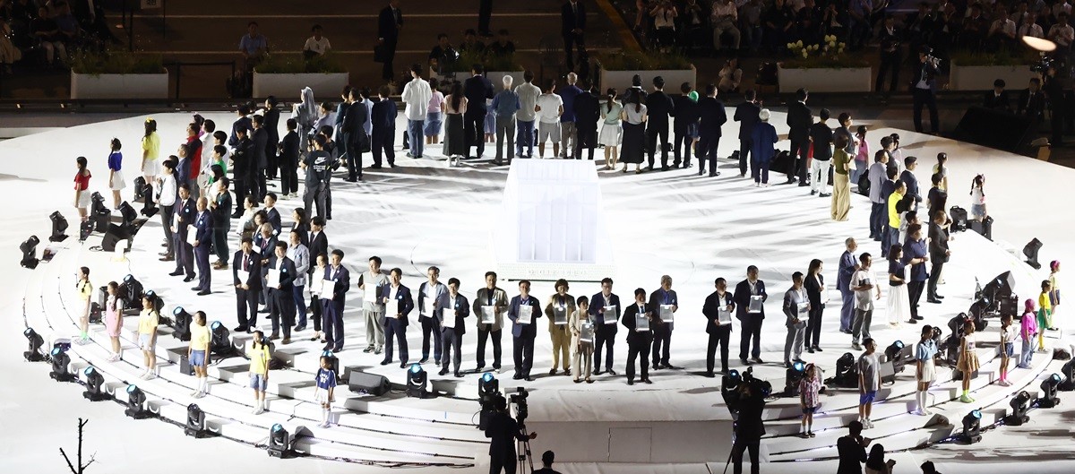지난 15일 오후 서울 종로구 광화문광장에서 열린 '광복 80년, 국민 주권으로 미래를 세우다' 제21대 대통령 국민 임명식에서 국민 대표 80인이 '이재명 대통령을 임명한다'는 내용을 담은 빛의 임명장을 들어보이고 있다. / 뉴스1