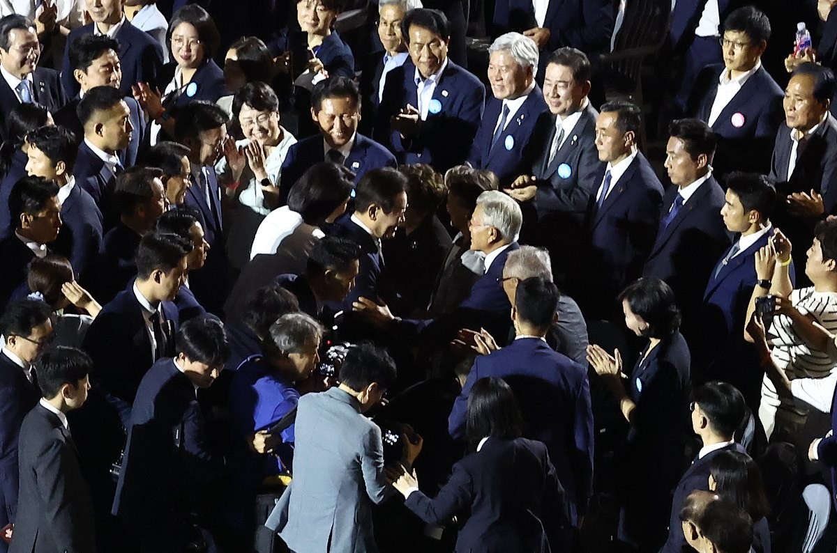 '광복 80년, 국민 주권으로 미래를 세우다' 제21대 대통령 국민 임명식에서 문재인 전 대통령과 인사하는 이재명 대통령 / 뉴스1