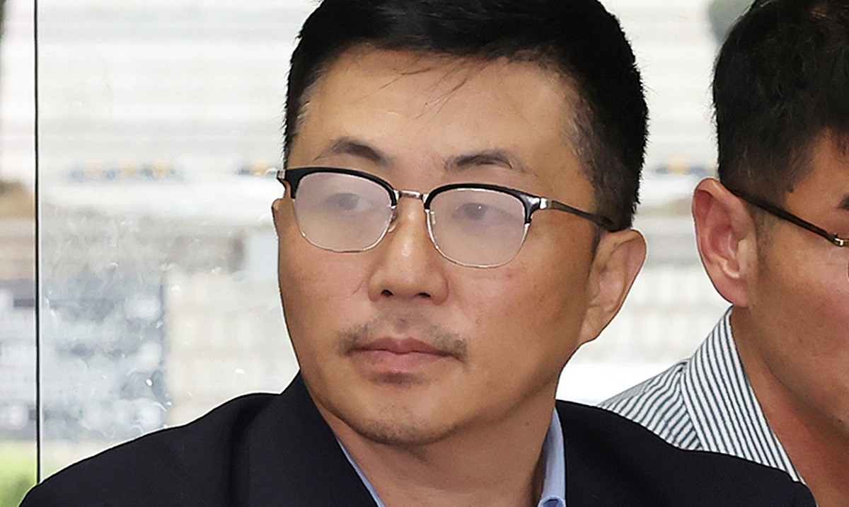 김건희 여사 일가의 집사로 알려진 김예성 씨가 15일 오후 서울 서초구 서웅중앙지법에서 열리는 구속 전 피의자 심문(영장실질심사)에 출석하고 있다. / 뉴스1