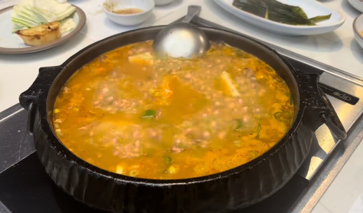 조국 전 대표는 15일 저녁 페이스북에 찌개가 끓는 영상과 함께 '가족 식사'라는 글을 올렸다. 이번에 함께 사면된 배우자 정경심 전 동양대 교수 등 가족과 함께 식사한 영상을 게시한 것으로 보인다. 지난해 12월 자녀 입시 비리와 청와대 감찰 무마 등 혐의에 유죄가 인정돼 징역 2년의 실형을 확정받은 조국 전 대표는 15일 0시쯤 수감 약 8개월 만에 석방됐다. / 조국 전 조국혁신당 대표 페이스북 영상 캡처