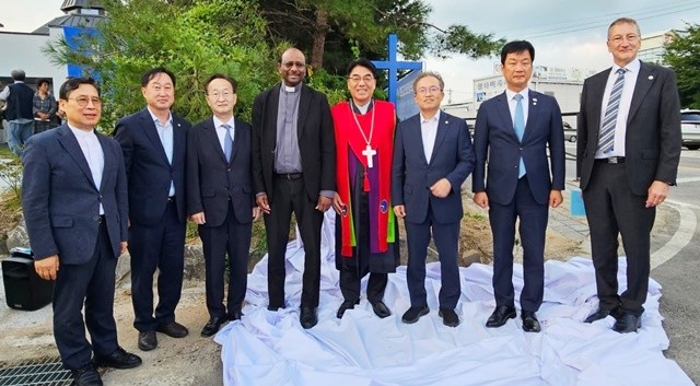 왼쪽부터 장헌일 목사, 김준혁 의원, 김남중 차관, 제리 필레이 WCC총무, 박상규 총회장, 송기헌 의원, 박균택 의원 ,피터 푸르브 WCC국제국장.