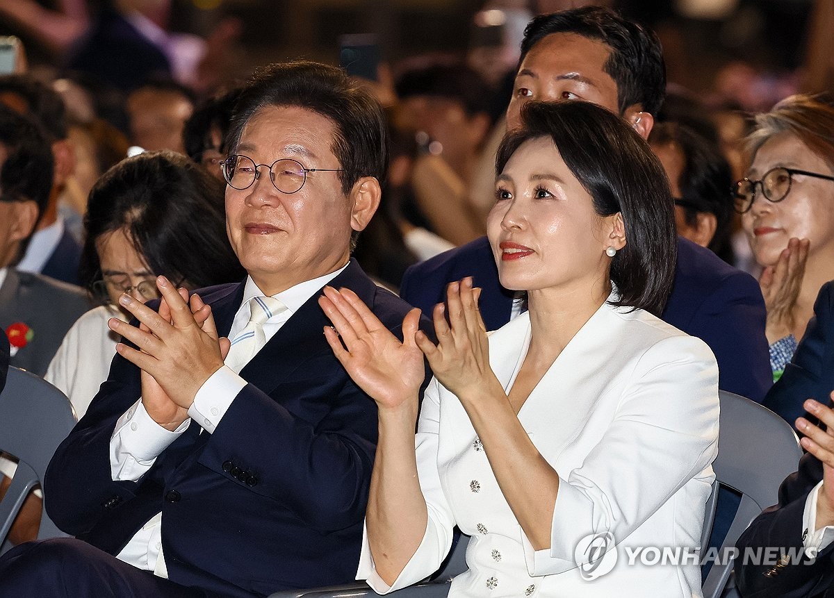 이재명 대통령과 김혜경 여사가 15일 서울 세종대로 광화문광장에서 열린 제21대 대통령 국민임명식 '광복 80년, 국민주권으로 미래를 세우다' 행사에서 박수치고 있다.  / 연합뉴스