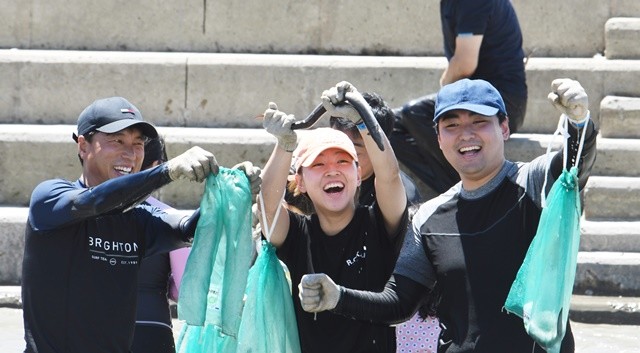 함평돌머리해수욕장에서 열린 장어잡기 체험행사에 참여한 피서객이 장어를 잡고 즐거워하고 있다. / 노해섭 기자