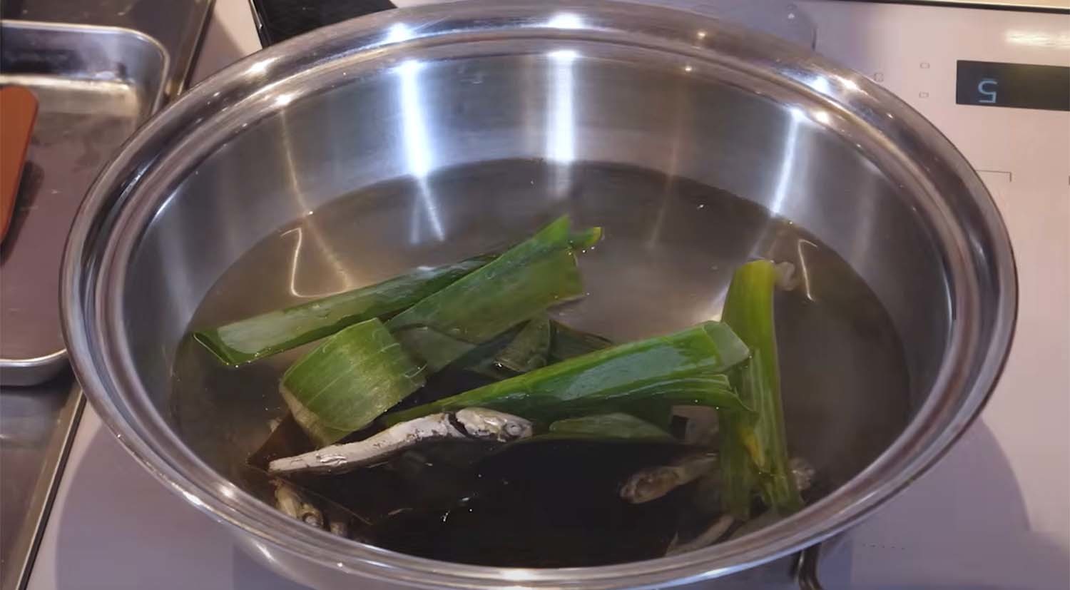 . 멸치는 20분 이상 끓이면 안 된다. 비린내와 쓴맛이 나기 때문이다. /    셰프호윤’ 유튜브 채널