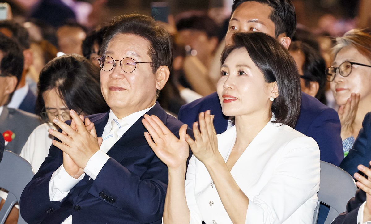 15일 서울 광화문광장에서 열린 제21대 대통령 국민임명식에 참석한 이재명 대통령과 김혜경 여사. 국민의힘은 이재명 대통령이 국민임명식에서 낭독한 '국민께 드리는 편지'에 대해 '국민을 현혹하는 말로 점철된 거짓말의 향연'이라고 비판했다. / 연합뉴스