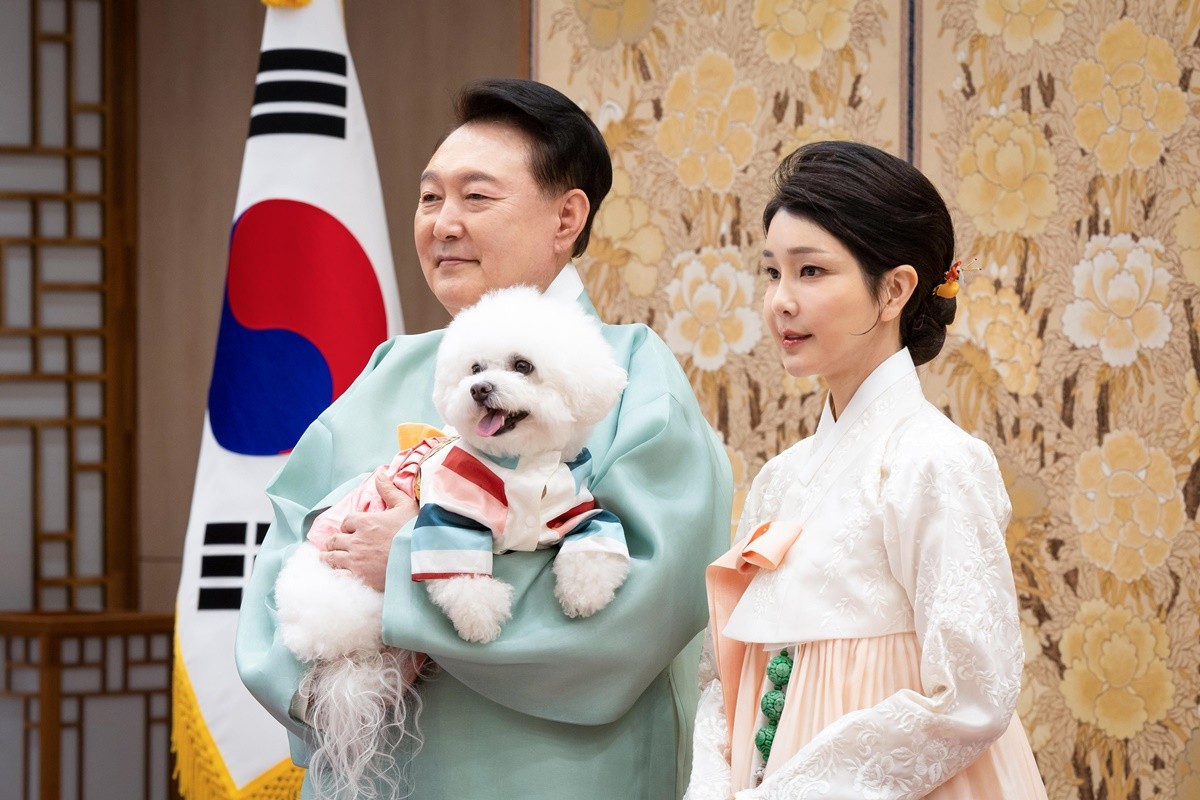 윤석열 대통령과 부인 김건희 여사가 지난해 9월 반려견을 안고 한가위 명절 인사를 전하고 있다. / 대통령실