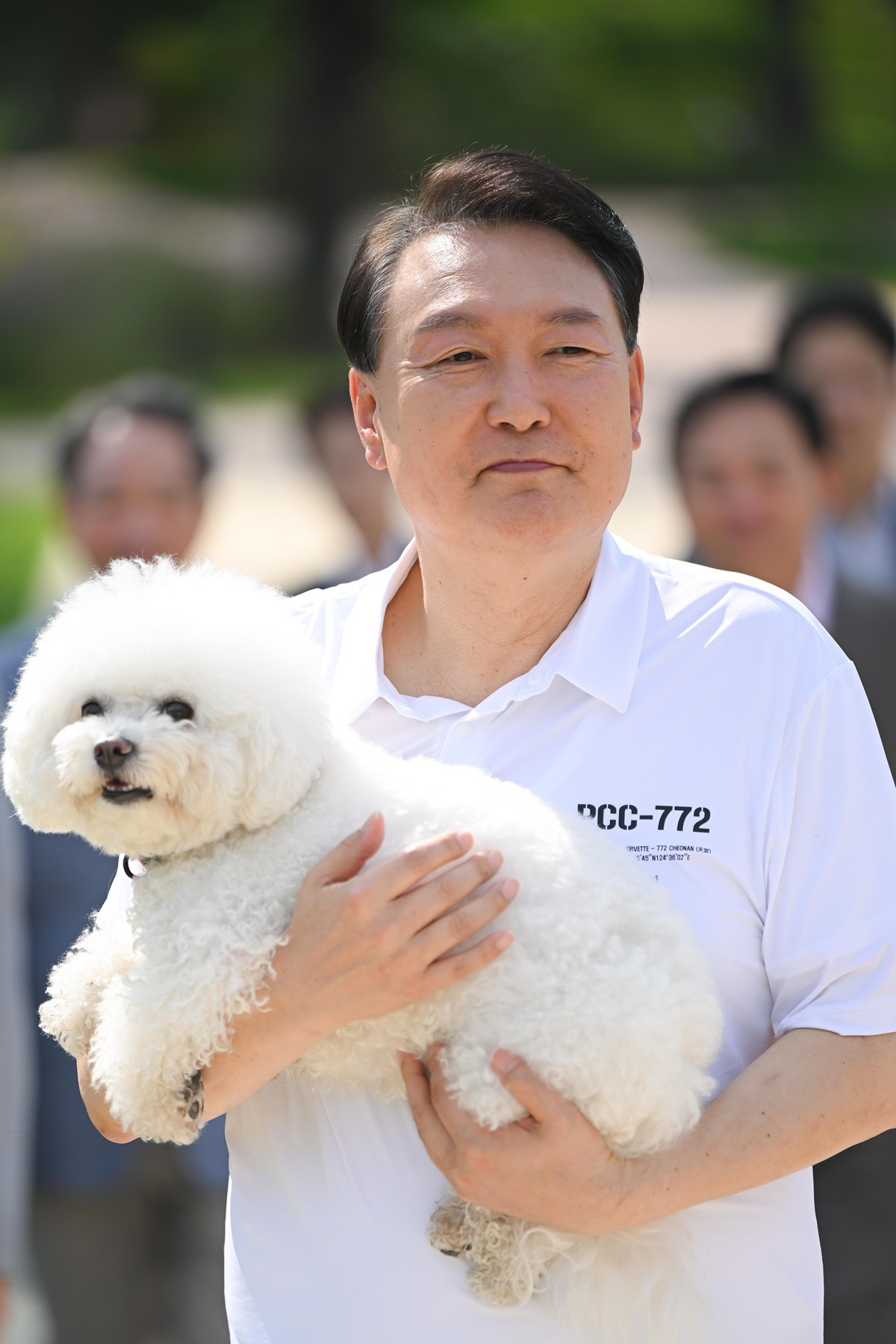 윤석열 대통령이 2023년 8월 서울 용산 어린이정원에서 반려견을 안고 있다. / 대통령실