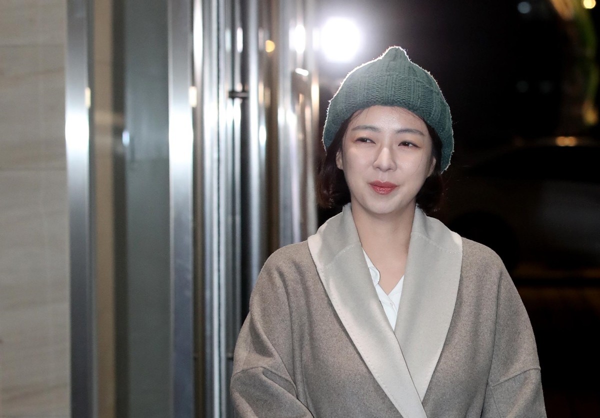 피습 사건 이후 8일 만인 작년 2월 2일 공개 활동에 나선 배현진 국민의힘 의원이 서울 송파구 송파책박물관에서 열린 2024 설날 맞이 희망콘서트에 참석하고 있다. / 뉴스1
