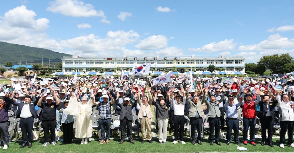 광복 80주년을 맞아 '제72회 광복기념 축구대회 및 민속경기‘가 15일부터 17일까지 3일간 신광중학교 운동장에서 성황리에 개최됐다./포항시