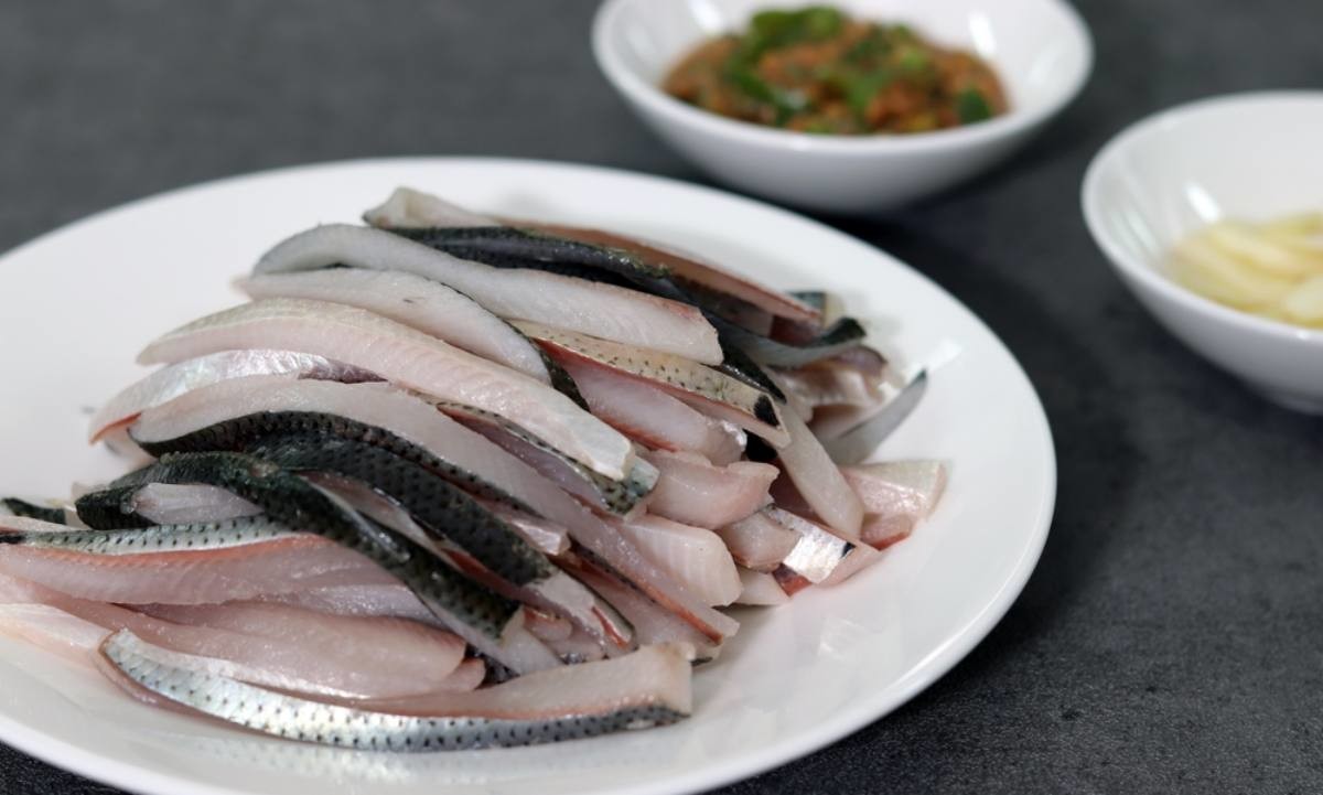 전어 회 자료사진 / Hyejin Kang-shutterstock.com