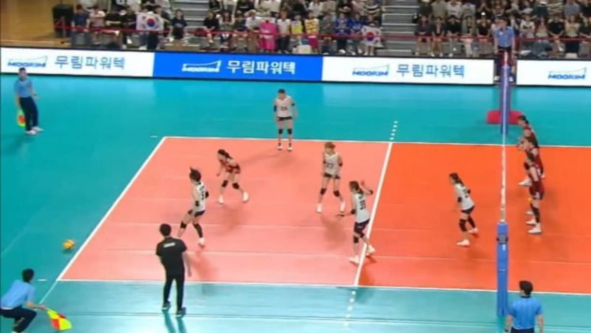 지난 16일 열린 여자배구 한일전 5세트 승부처에서 한국의 서브 공격이 '인(in)' 판정을 받았다. / 온라인 커뮤니티 캡처