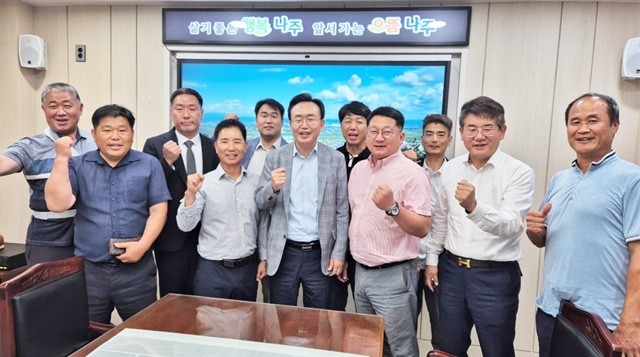나주시가 지역 건설업 상생 방안을 논의하기 위해 나주시전문건설협의회와 간담회를 진행했다.