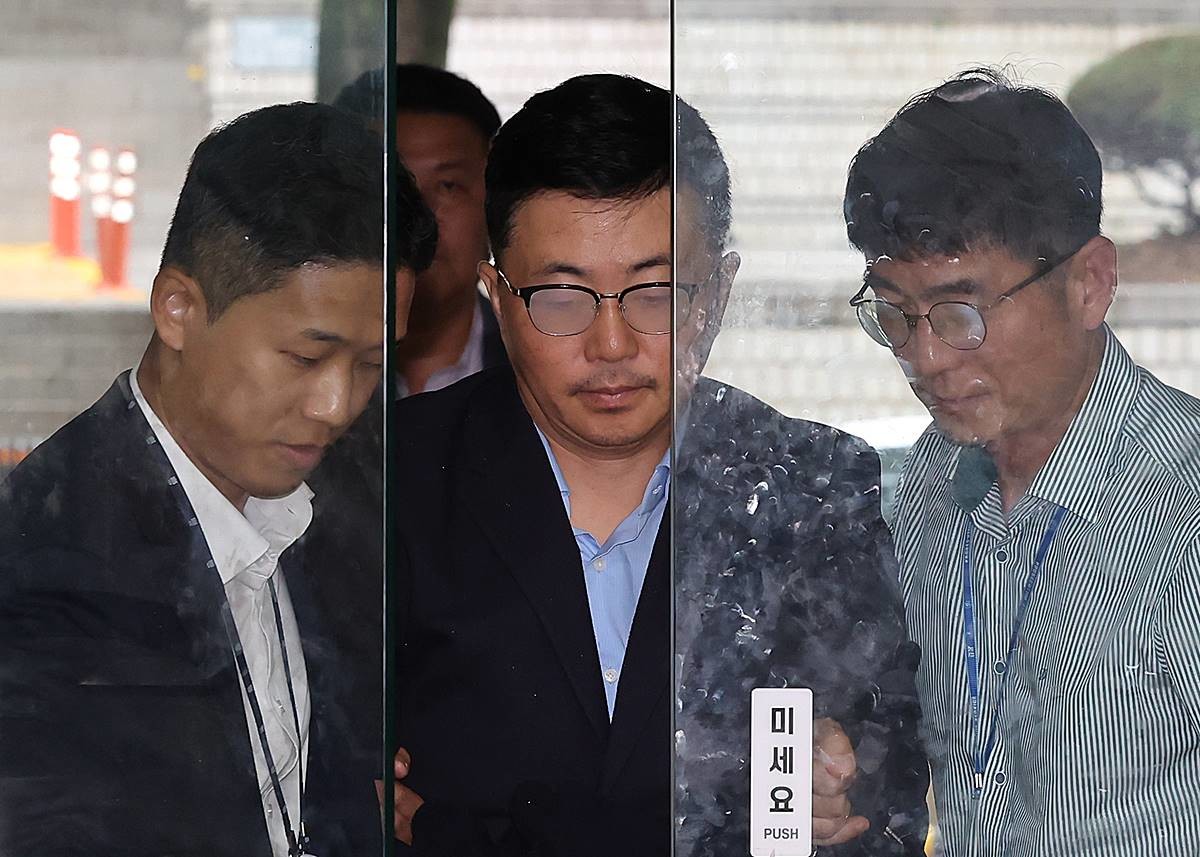 김건희 여사 일가의 집사로 알려진 김예성 씨가 지난 15일 오후 서울 서초구 서웅중앙지법에서 열리는 구속 전 피의자 심문(영장실질심사)에 출석하고 있다 / 뉴스1