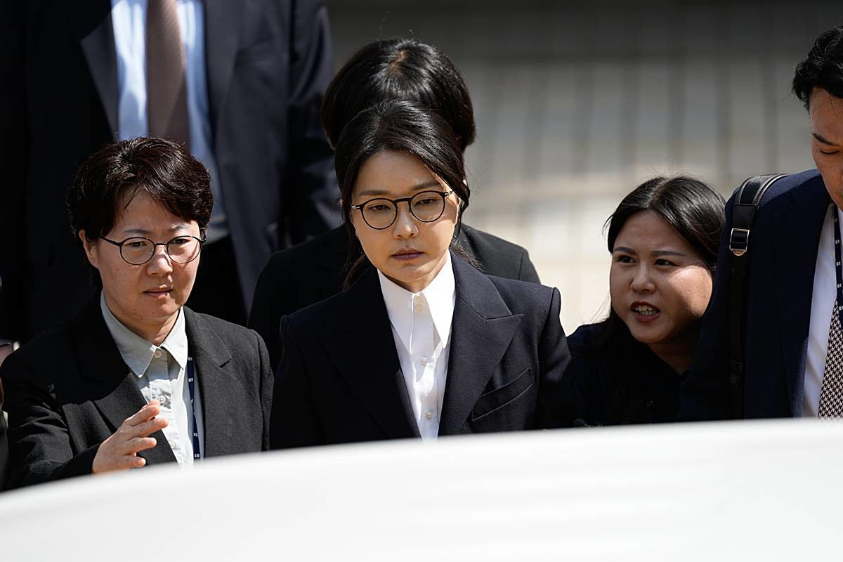 윤석열 전 대통령 부인 김건희 여사가 지난 12일 오후 서울 서초구 서울중앙지법에서 열린 구속 전 피의자 심문(영장실질심사)을 마치고 법원을 나서고 있다 / 뉴스1