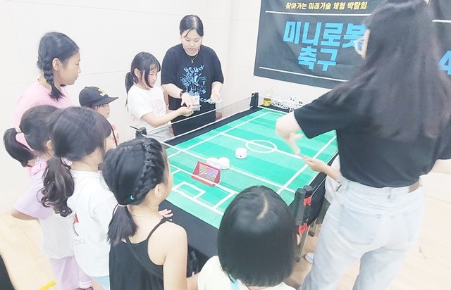 청소년들이 VR체험을 하고 있다.