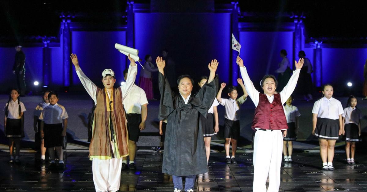 실경뮤지컬 ‘왕의나라 시즌3-나는 독립군이다’에 특별출연한 권기창 안동시장(가운데)/안동시