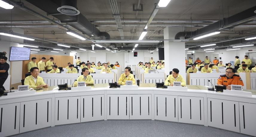 18일 열린 경기도청에서 열린 을지연습 관련 회의에 참석한 김동연 지사. / 경기도
