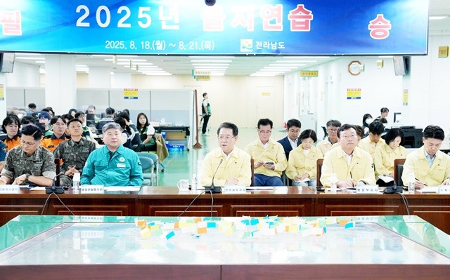 김영록 전라남도지사가 18일 오전 도청 충무시설에서 ‘2025년 을지연습 최초상황보고회의’를 주재하고 있다. / 전남도