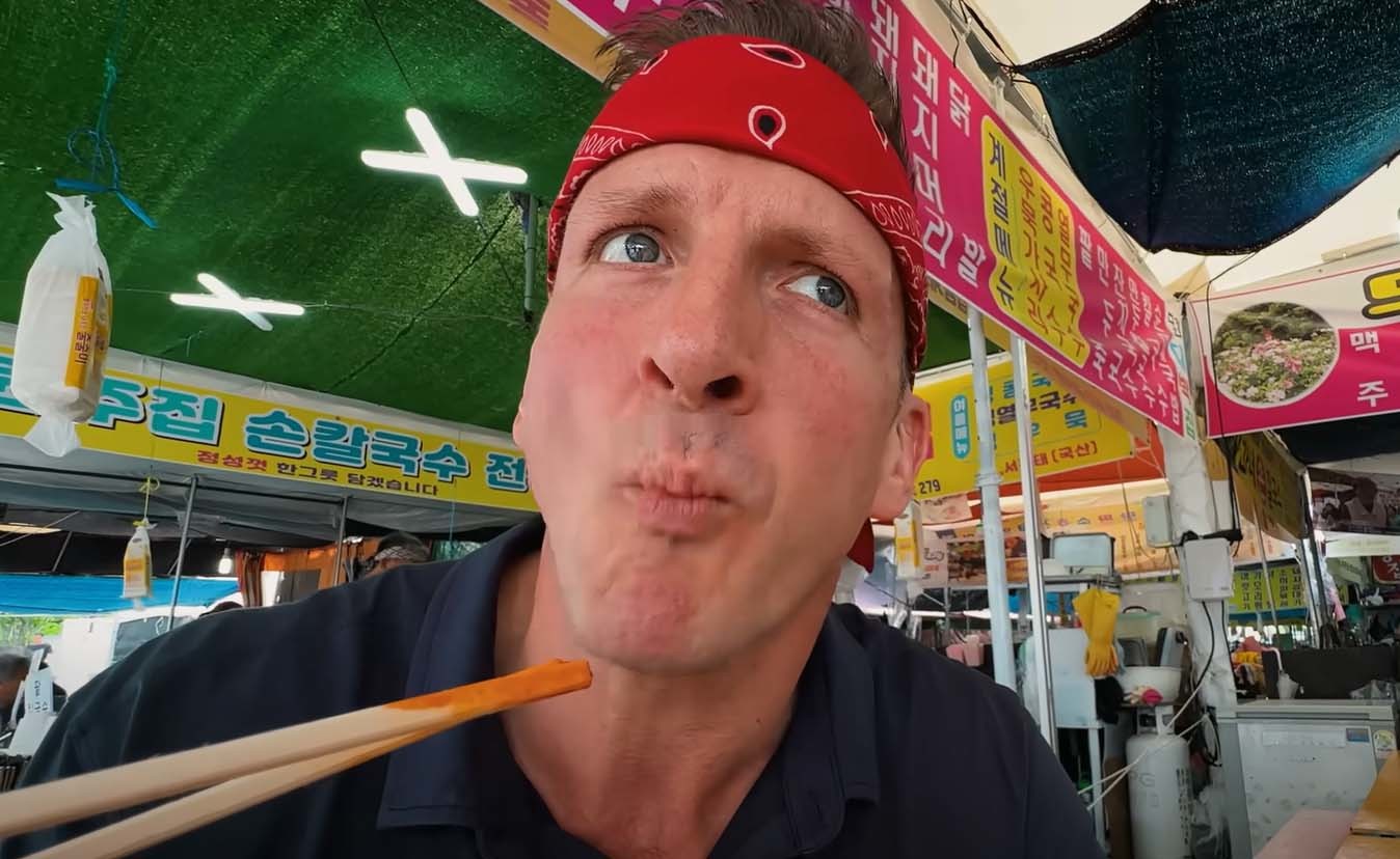 윌 손부크너가 음식을 먹고 있다. / '모어 베스트 에버 푸드 리뷰 쇼' 유튜브