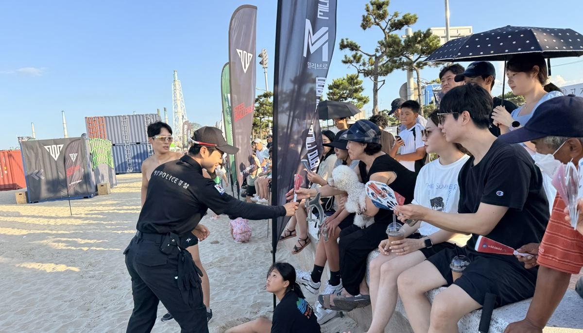 시민들에게 해양 안전 사항 홍보안내문을 전하며 홍보 물품을 나눠주고 있다 / 포항해양재난구조대 제공