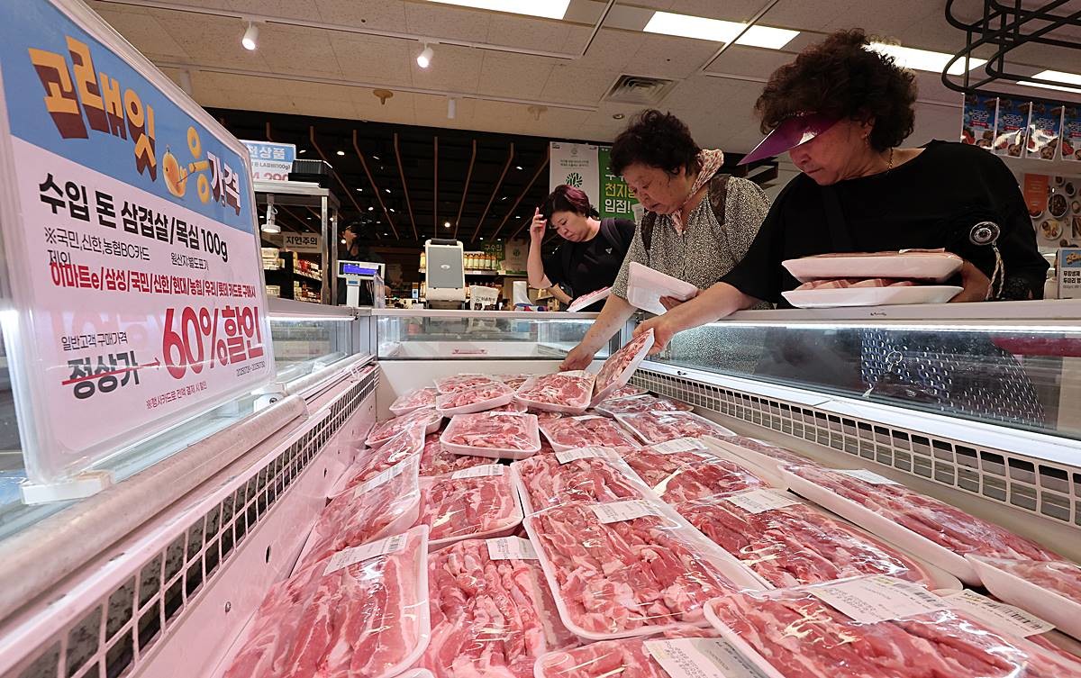 삼겹살 구매하는 시민들. 자료 사진 / 뉴스1