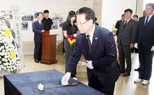 김영록 전라남도지사가 18일 오전 목포 김대중노벨평화상기념관에서 열린 ‘김대중 대통령 서거 16주기 추모식’에 참석해 헌화·묵념을 하고 있다. / 전남도