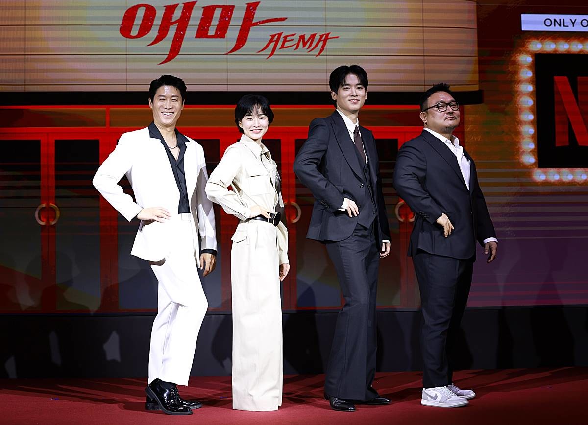 배우 진선규(왼쪽부터)와 방효린, 조현철, 이해영 감독이 18일 오전 서울 중구 호텔나루서울엠갤러리에서 열린 넷플릭스 시리즈 '애마' 제작발표회에 참석해 포즈를 취하고 있다. '애마'는 1980년대 한국을 강타한 에로영화의 탄생 과정 속, 화려한 스포트라이트에 가려진 어두운 현실에 용감하게 맞짱 뜨는 톱스타 '희란'(이하늬 분)과 신인 배우 '주애'(방효린 분)의 이야기를 그린 작품이다 / 뉴스1