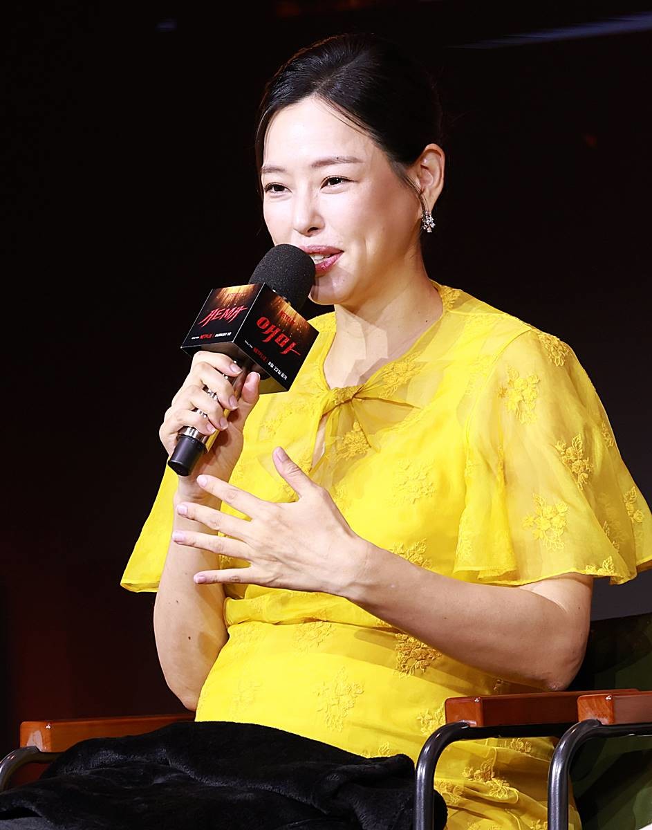 배우 이하늬가 18일 오전 서울 중구 호텔나루서울엠갤러리에서 열린 넷플릭스 시리즈 '애마' 제작발표회에 참석해 취재진 질문에 답하고 있다. '애마'는 1980년대 한국을 강타한 에로영화의 탄생 과정 속, 화려한 스포트라이트에 가려진 어두운 현실에 용감하게 맞짱 뜨는 톱스타 '희란'(이하늬 분)과 신인 배우 '주애'(방효린 분)의 이야기를 그린 작품이다 / 뉴스1