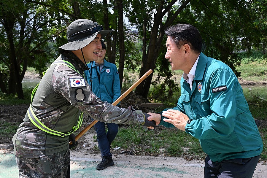김동근 시장이 8월 18일 육군 제8기동사단의 수해복구 현장을 방문해 장병들을 격려하고 있다